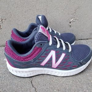 New Balance Women's 420v3 Tennis Shoes Size 8.5